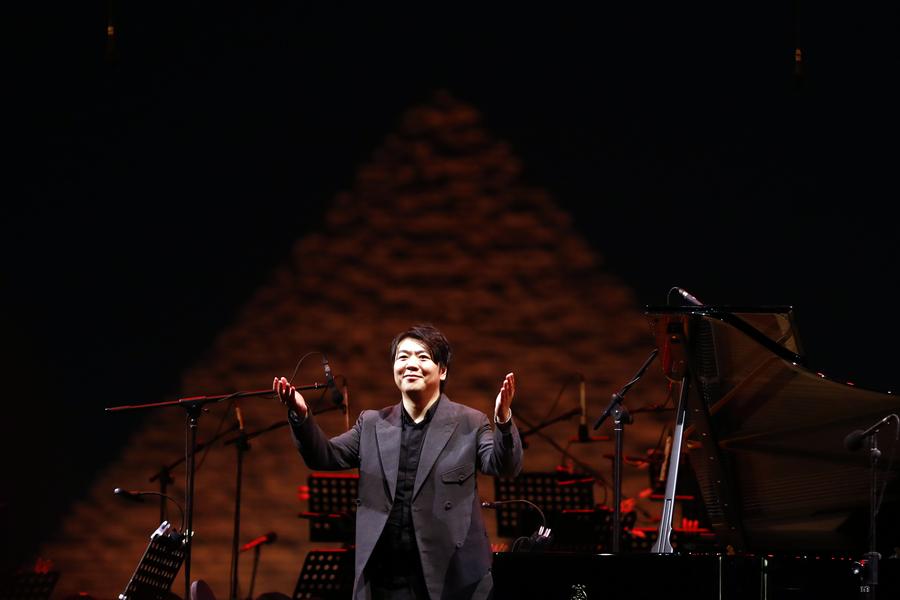تقرير إخباري: عازف البيانو الصيني العالمي لانغ لانغ يبهر الجمهور في حفل موسيقي بجوار أهرامات الجيزة