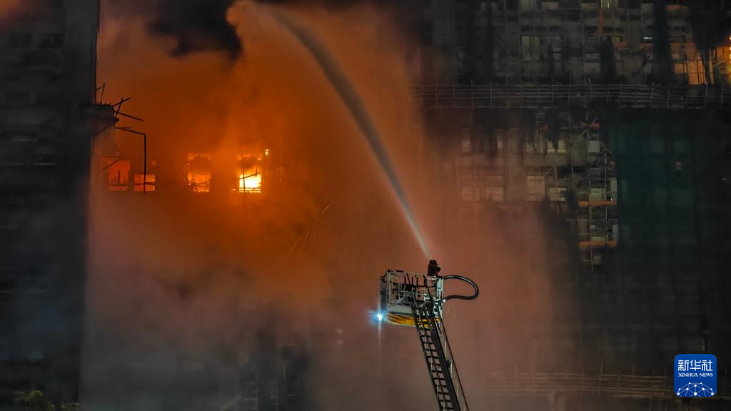 الرئيس التنفيذي لمنطقة ماكاو الإدارية الخاصة ينعي ضحايا حريق هونغ كونغ