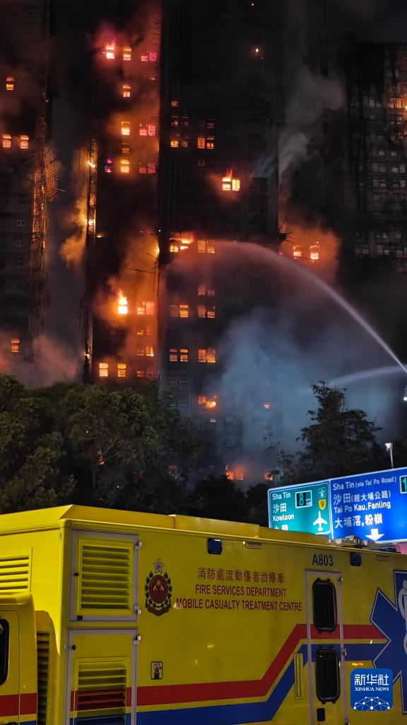 الرئيس التنفيذي لمنطقة ماكاو الإدارية الخاصة ينعي ضحايا حريق هونغ كونغ