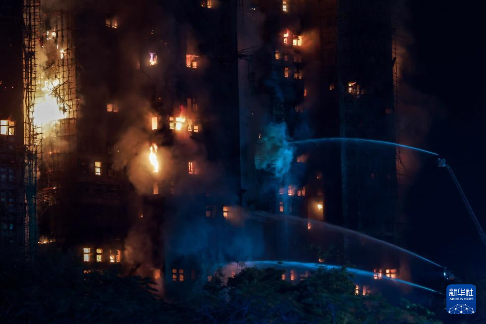 الرئيس التنفيذي لمنطقة ماكاو الإدارية الخاصة ينعي ضحايا حريق هونغ كونغ