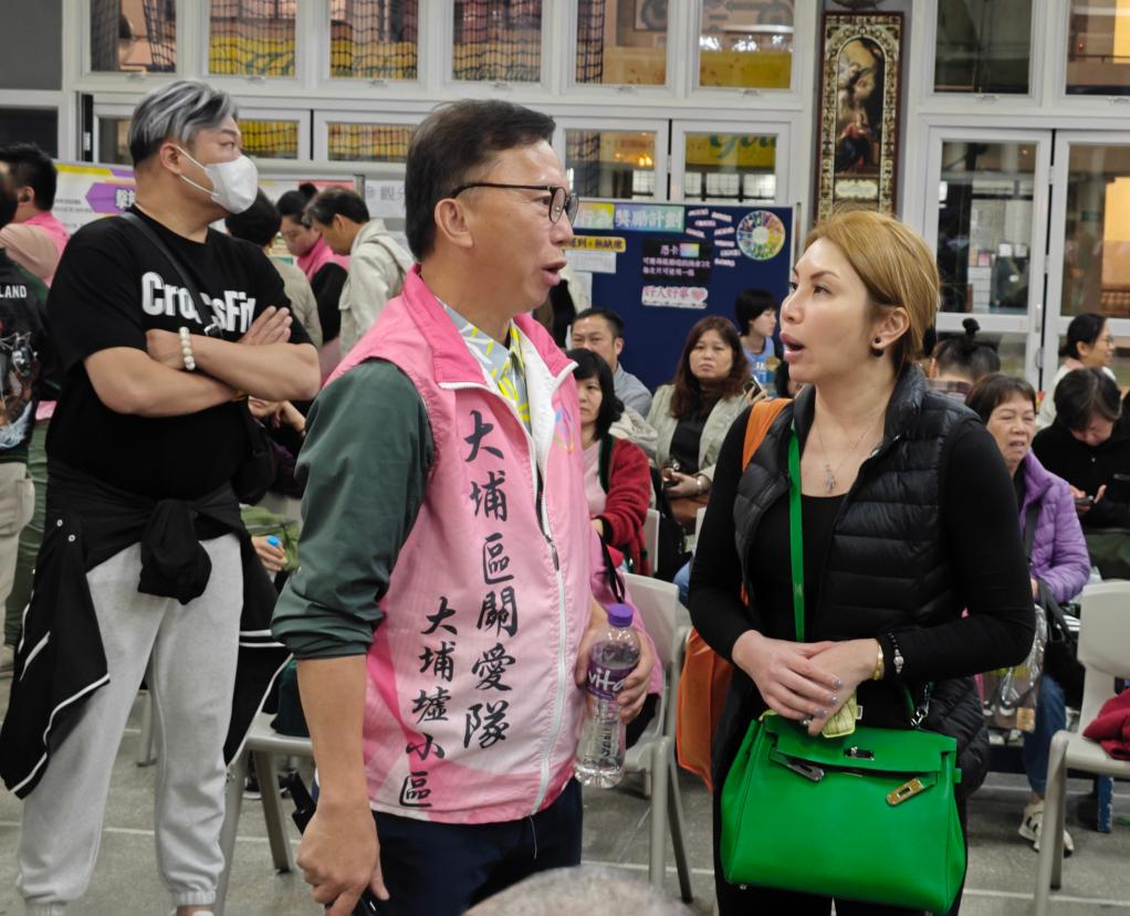 الصورة: أعمال الإطفاء والإنقاذ بعد اندلاع حريق بمبنى سكني في هونغ كونغ