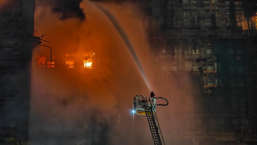 الصورة: أعمال الإطفاء والإنقاذ بعد اندلاع حريق بمبنى سكني في هونغ كونغ