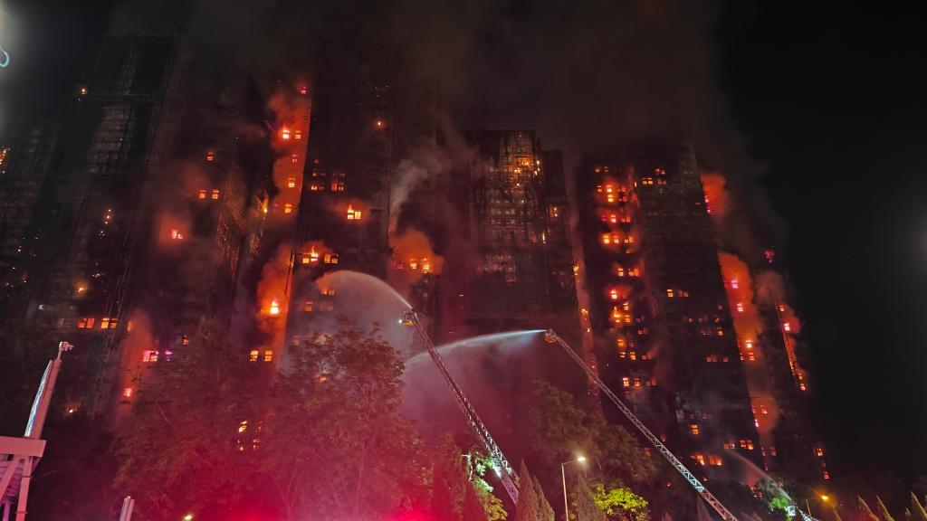 الصورة: أعمال الإطفاء والإنقاذ بعد اندلاع حريق بمبنى سكني في هونغ كونغ