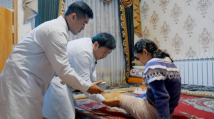 شباب شينجيانغ يسطّرون قصص نجاح ملهمة .. سبر أغوار التراث الطبي الأويغوري التقليدي على يد مايميتي