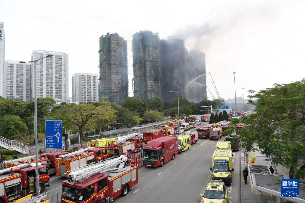 الرئيس التنفيذي لمنطقة هونغ كونغ الإدارية الخاصة: إنقاذ 55 شخصا في حريق بمنطقة سكنية في هونغ كونغ