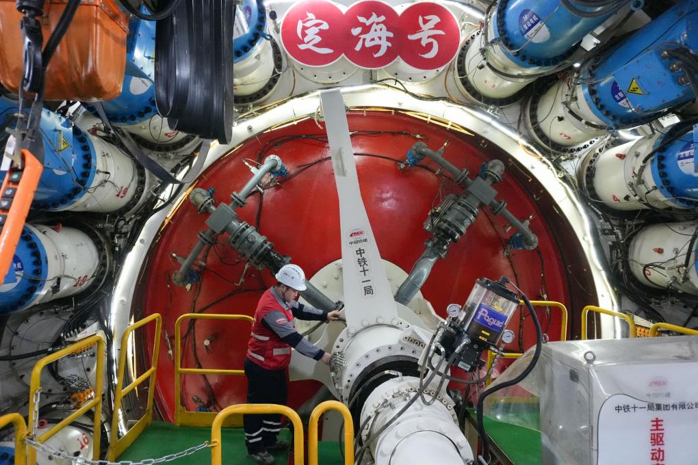 آلة حفر الأنفاق الصينية المطورة ذاتيا في نفق تحت البحر بشرقي الصين