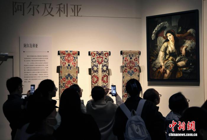 من شمال إفريقيا الى شرق آسيا.. تألق الأزياء الذهبية التقليدية في متحف تشنغدو