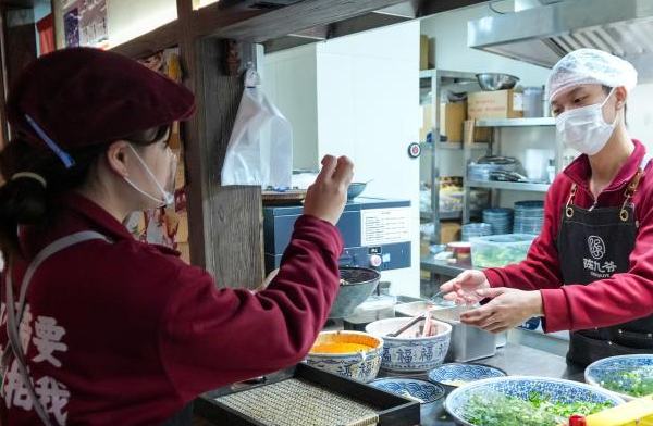 زيارة "مطعم المعكرونة الصامت" في تشنغتشو بمقاطعة خنان