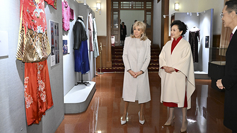 بنغ لي يوان وسيدة فرنسا الأولى تزوران مسرح بكين للفنون الشعبية