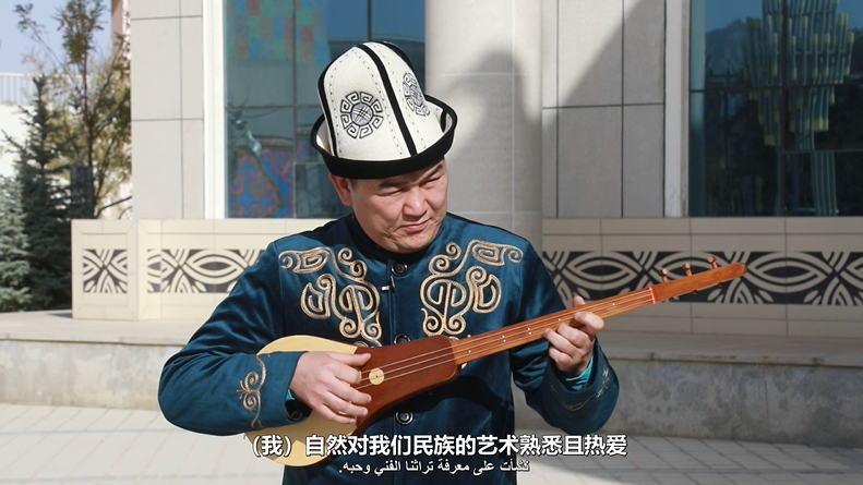 شباب شينجيانغ يسطّرون قصص نجاح ملهمة .. رحلة مامات تورسن مامان في الحفاظ على الملحمة الشعرية "ماناس"