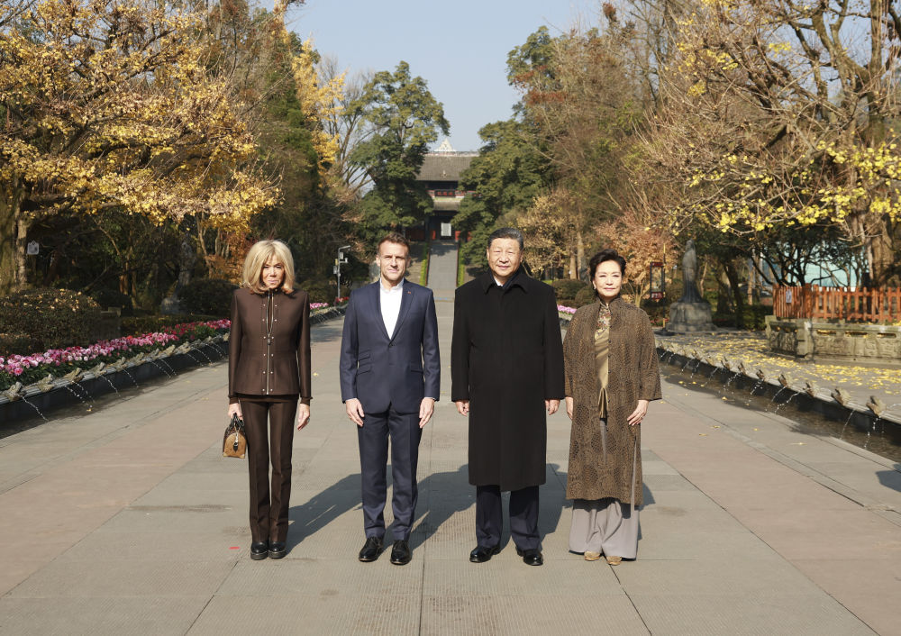 شي وماكرون يجريان تبادلات ودية في تشنغدو بالصين