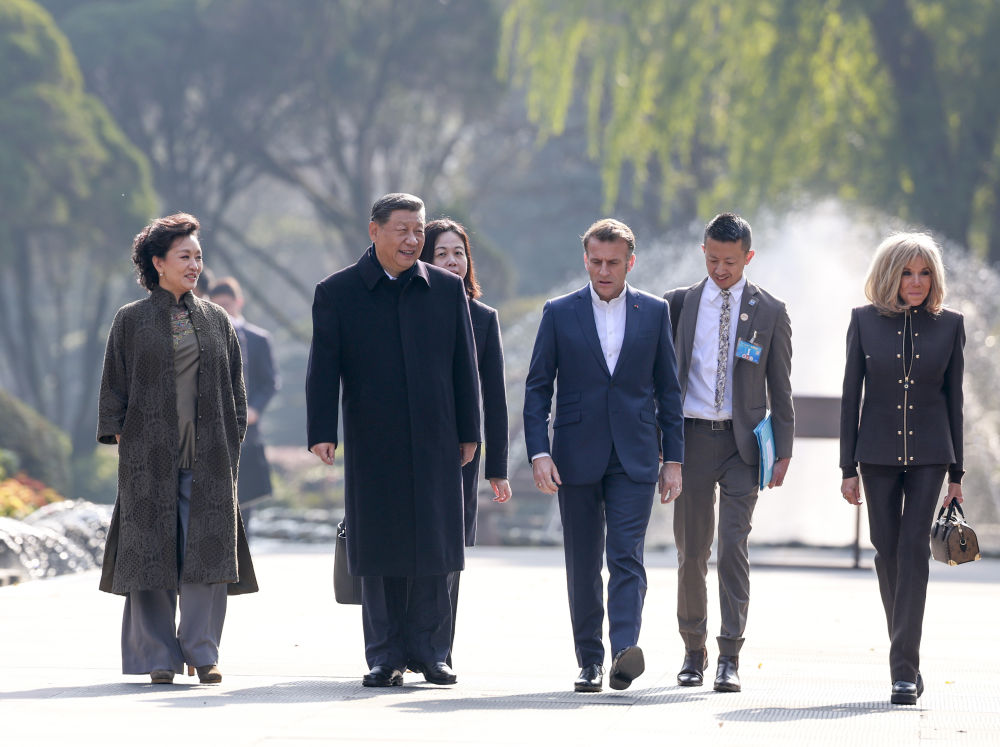 شي وماكرون يجريان تبادلات ودية في تشنغدو بالصين