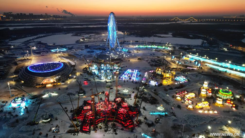 بناء عالم الثلج والجليد في شمال شرقي الصين