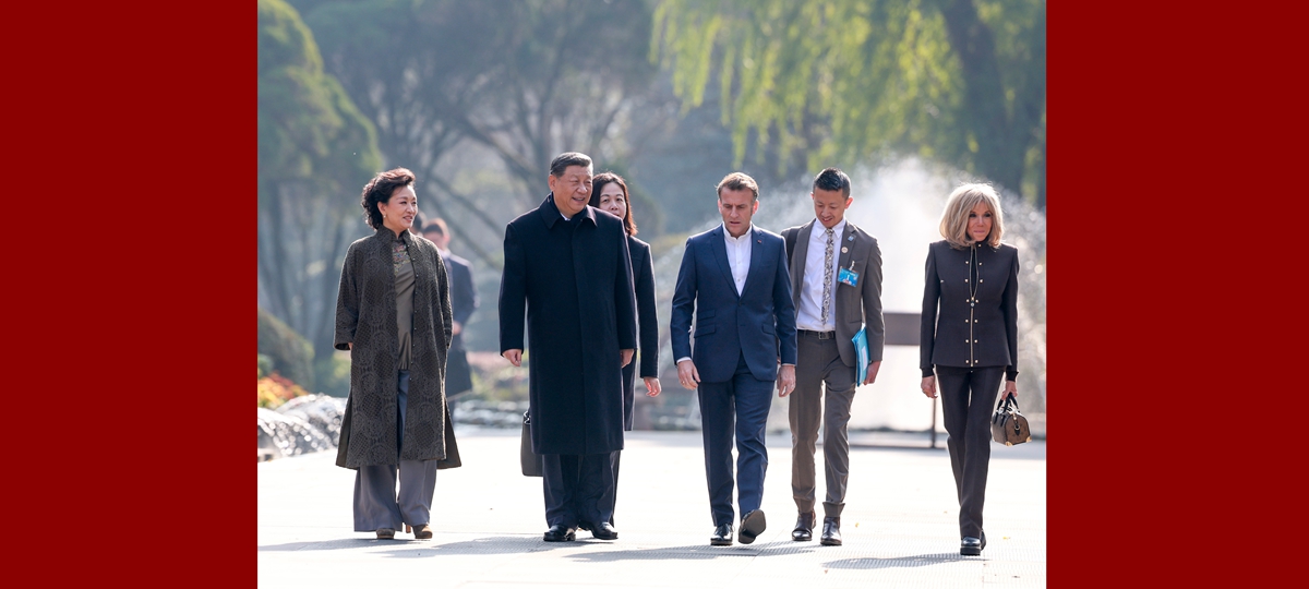 شي وماكرون يجريان تبادلات ودية في تشنغدو بالصين