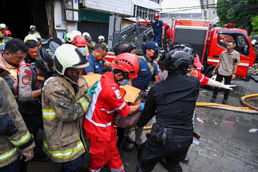 مصرع 18 شخصا جراء اندلاع حريق في مبنى مكتبي في جاكرتا ولا يزال البحث مستمرا عن مزيد من الضحايا