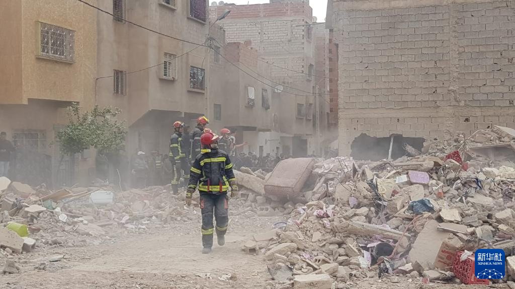 وفاة 19 شخصا في انهيار بنايتين متجاورتين بمدينة فاس شمالي المغرب