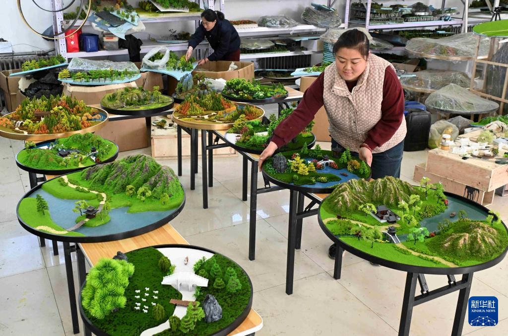 طاولات الرمل في بينغشان، حرفة تقليدية تزدهر من جديد بفضل التكنولوجيا