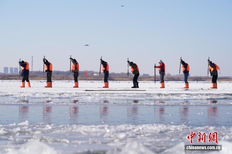 في هاربين... العمّال يتوافدون على محاجر الجليد قبل انطلاق مهرجان النحت