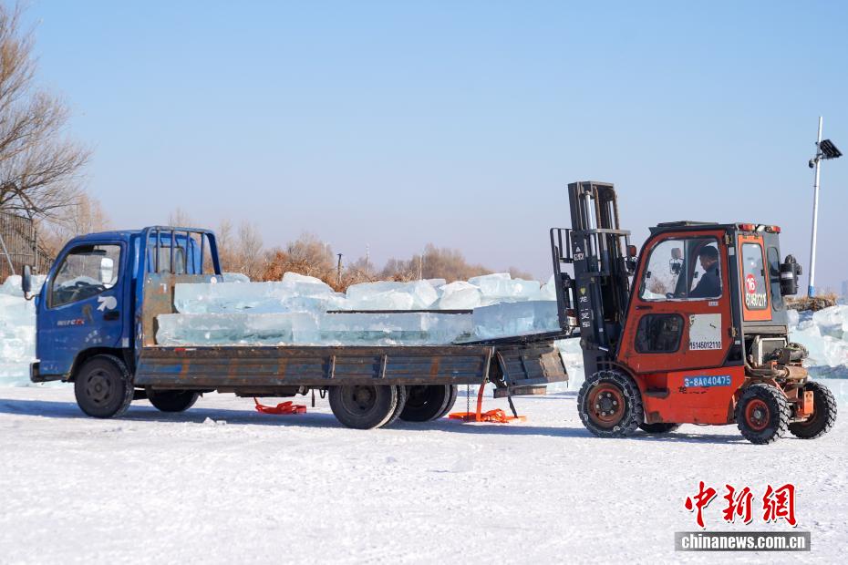 في هاربين... العمّال يتوافدون على محاجر الجليد قبل انطلاق مهرجان النحت