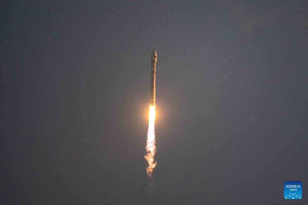 الصين تطلق مجموعة جديدة من الأقمار الاصطناعية للإنترنت