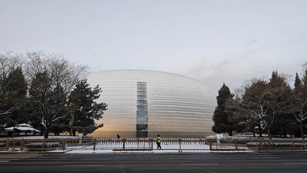  في الصورة الملتقطة يوم 13 ديسمبر 2025، جانب من شارع بالعاصمة الصينية بكين بعد تساقط الثلوج.