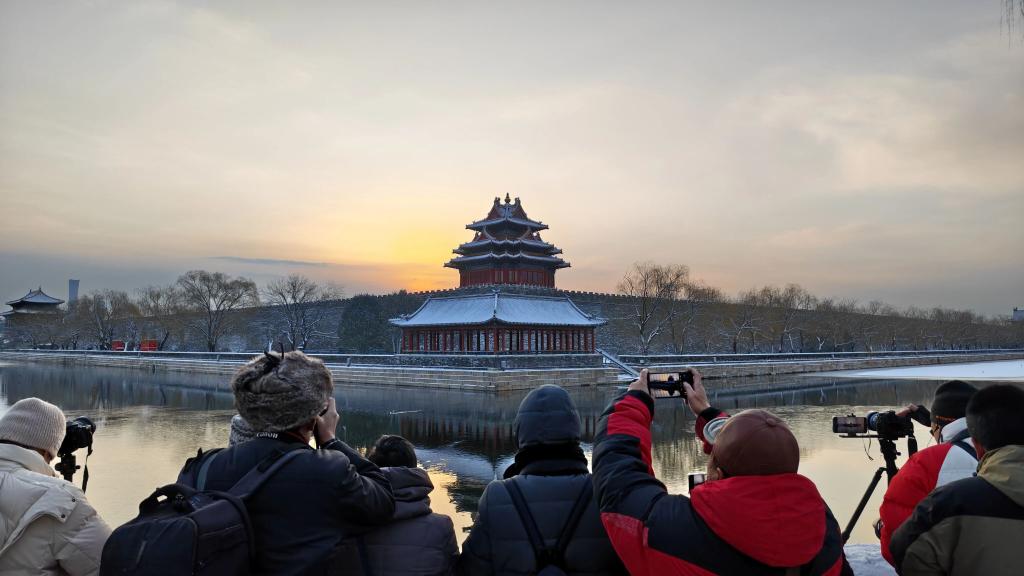  في الصورة الملتقطة يوم 13 ديسمبر 2025، جانب من شارع بالعاصمة الصينية بكين بعد تساقط الثلوج.