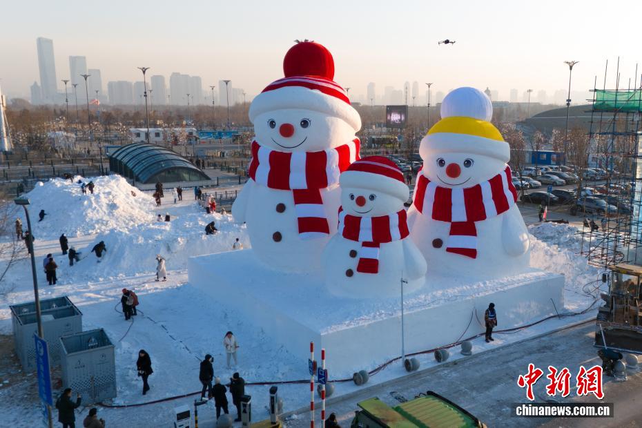 منحوتات "عائلة رجال الثلج" تنشر البهجة لدى زائري هاربين