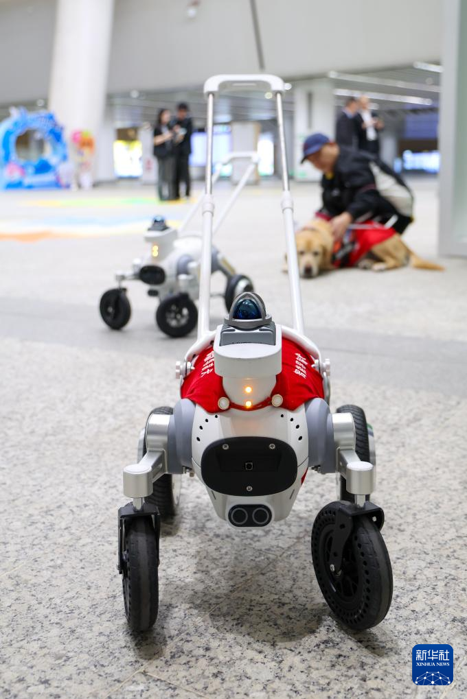 مترو شنتشن يستعين بكلب روبوتي لمرافقة الركاب المكفوفين