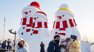 منحوتات "عائلة رجال الثلج" تنشر البهجة لدى زائري هاربين