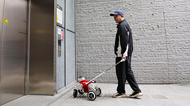 مترو شنتشن يستعين بكلب روبوتي لمرافقة الركاب المكفوفين