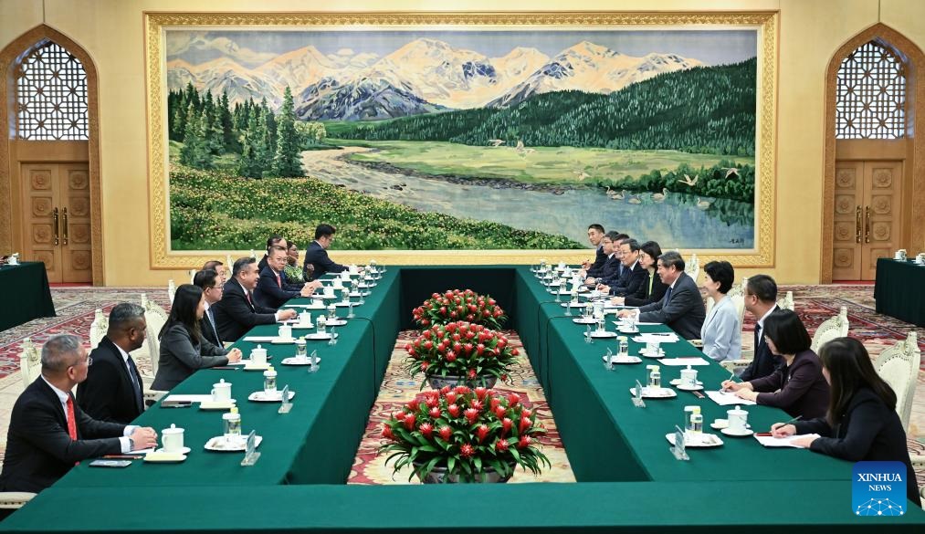 نائب رئيس مجلس الدولة الصيني يلتقي وزير النقل الماليزي