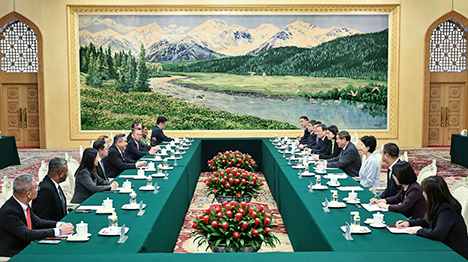 نائب رئيس مجلس الدولة الصيني يلتقي وزير النقل الماليزي