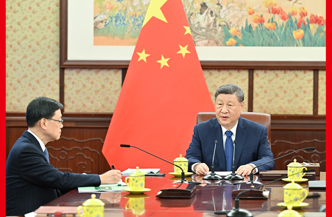 شي يستمع إلى تقرير من الرئيس التنفيذي لمنطقة هونغ كونغ الإدارية الخاصة