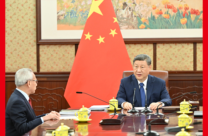 شي يستمع إلى تقرير من الرئيس التنفيذي لمنطقة ماكاو الإدارية الخاصة