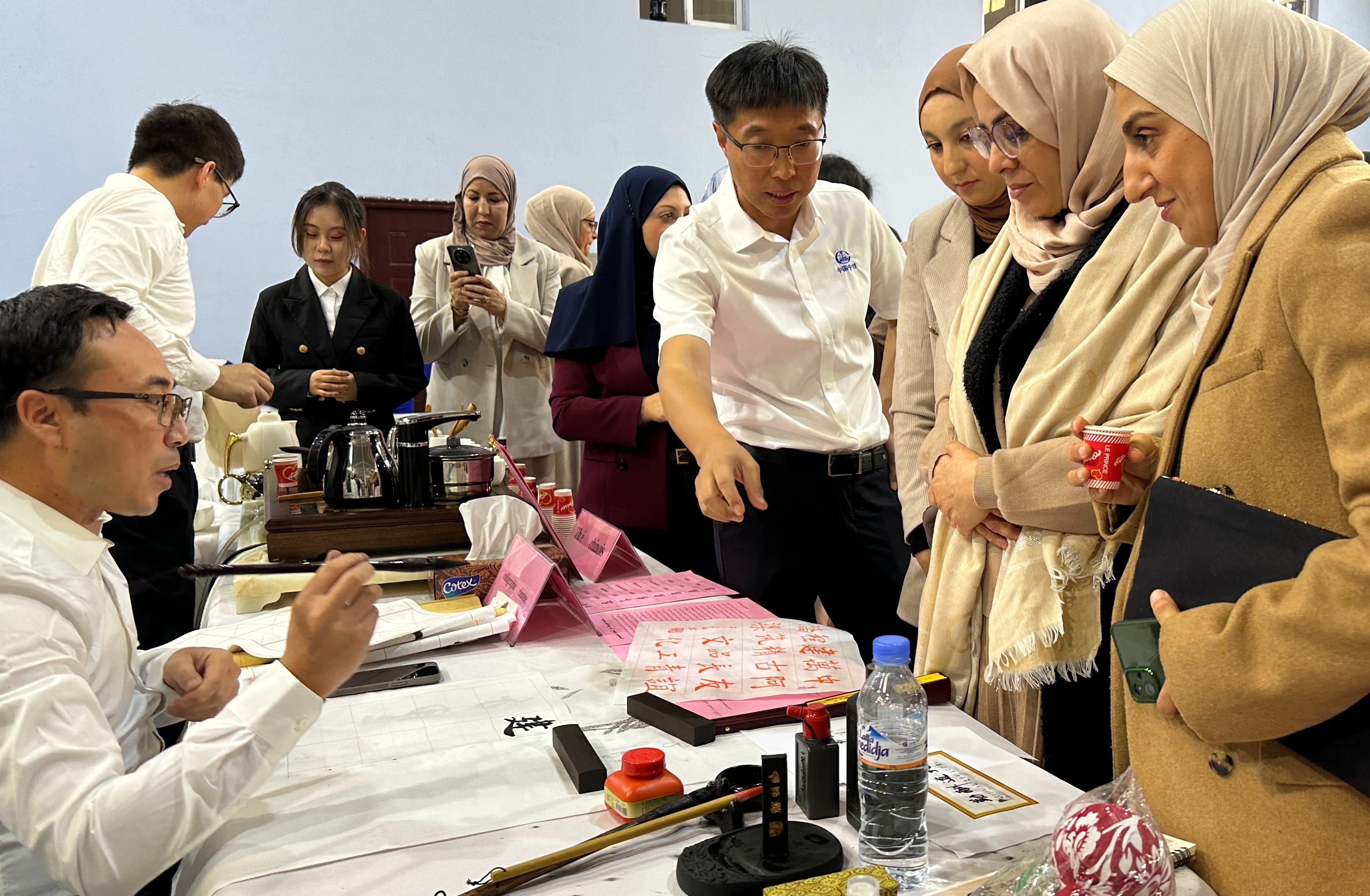 المقر الإقليمي لمجموعة شركة بناء السكك الحديدية الصينية في شمال افريقيا ينظم فعالية يوم التبادل الثقافي الصيني العربي