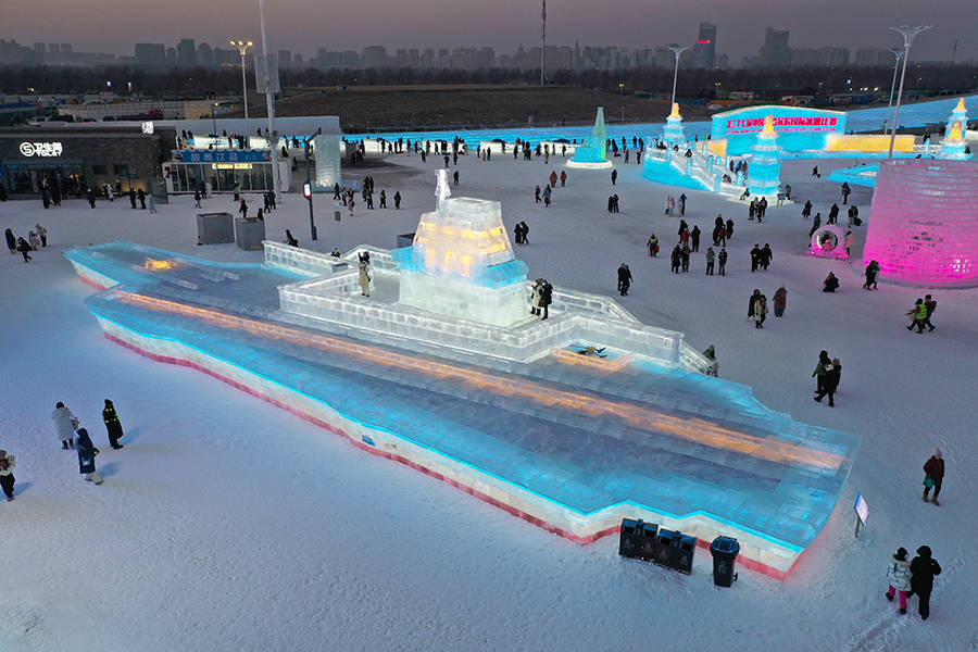 "حاملة الطائرات فوجيان" تظهر في عالم هاربين للجليد والثلوج