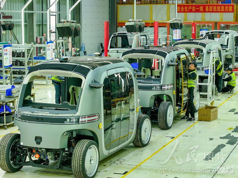 قوييانغ، قويتشو: حافلات صغيرة ذاتية القيادة تُصدّر إلى الخارج