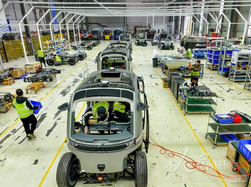 قوييانغ، قويتشو: حافلات صغيرة ذاتية القيادة تُصدّر إلى الخارج