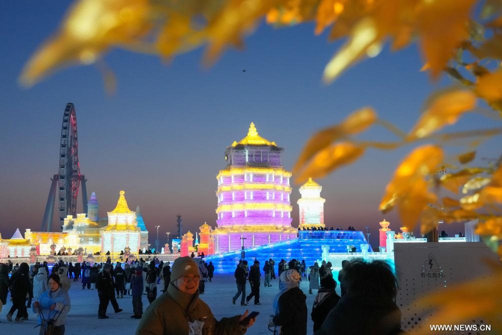 افتتاح أكبر حديقة للجليد والثلج في العالم في شمال شرقي الصين