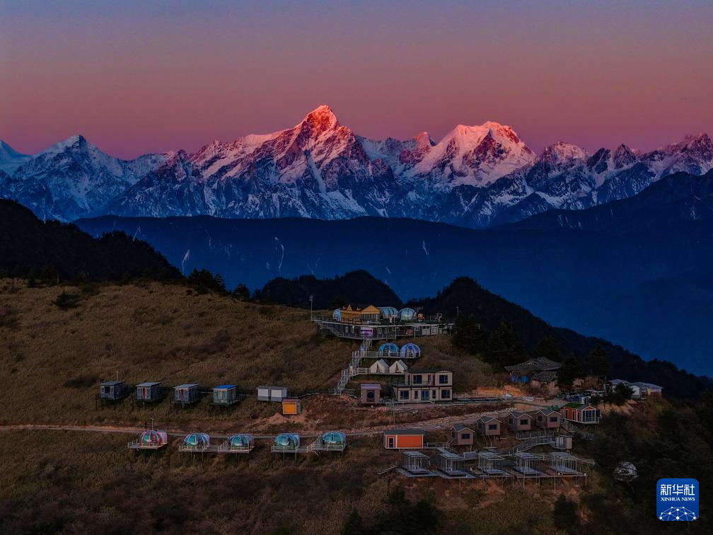 "غرف مراقبة النجوم" تضيء القرية الجبلية الصغيرة