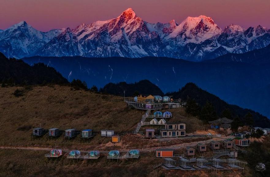 "غرف مراقبة النجوم" تضيء القرية الجبلية الصغيرة