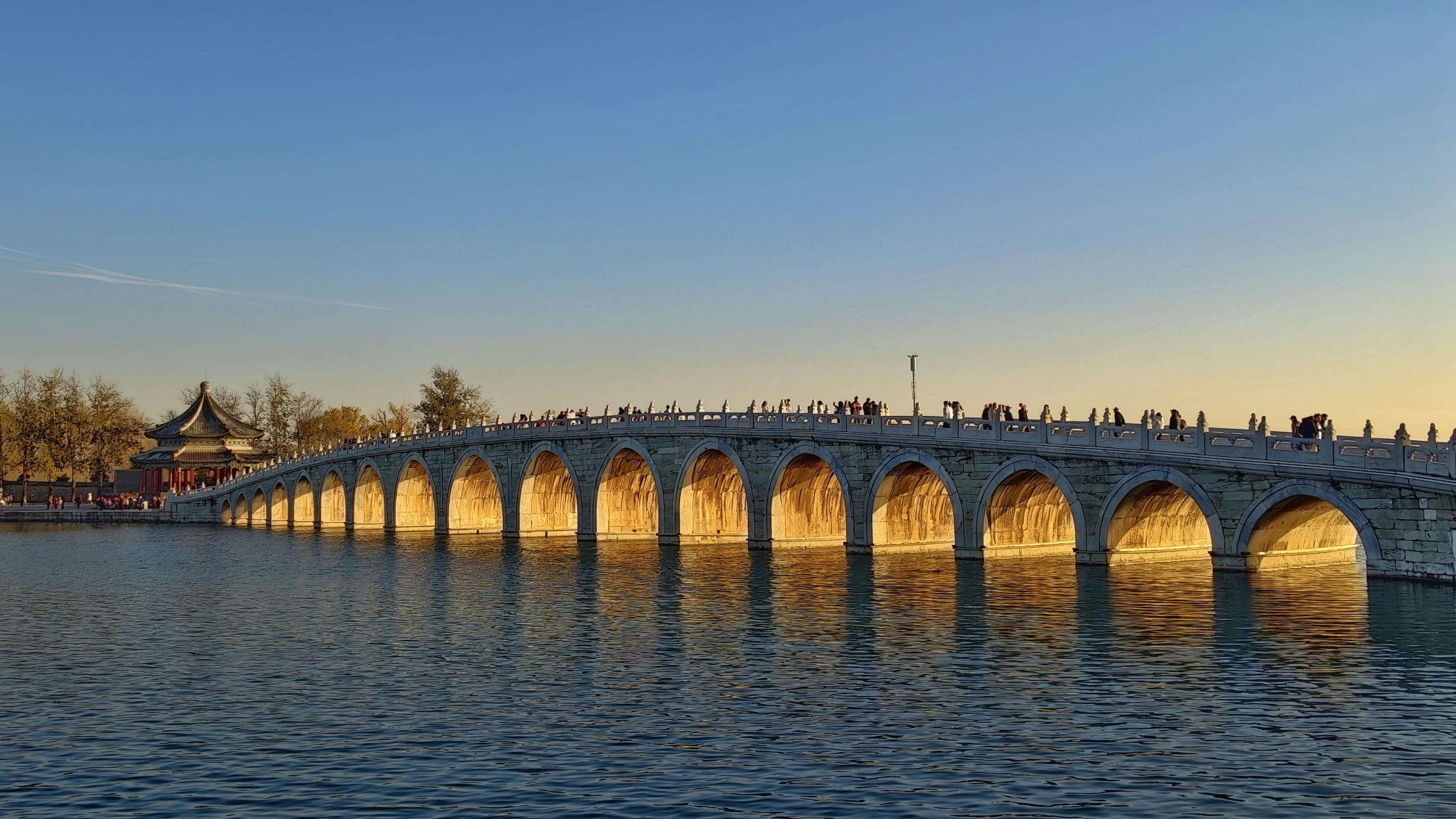 جسر الأقواس السبعة عشر بالقصر الصيفي يتألق بالضوء الذهبي المذهل
