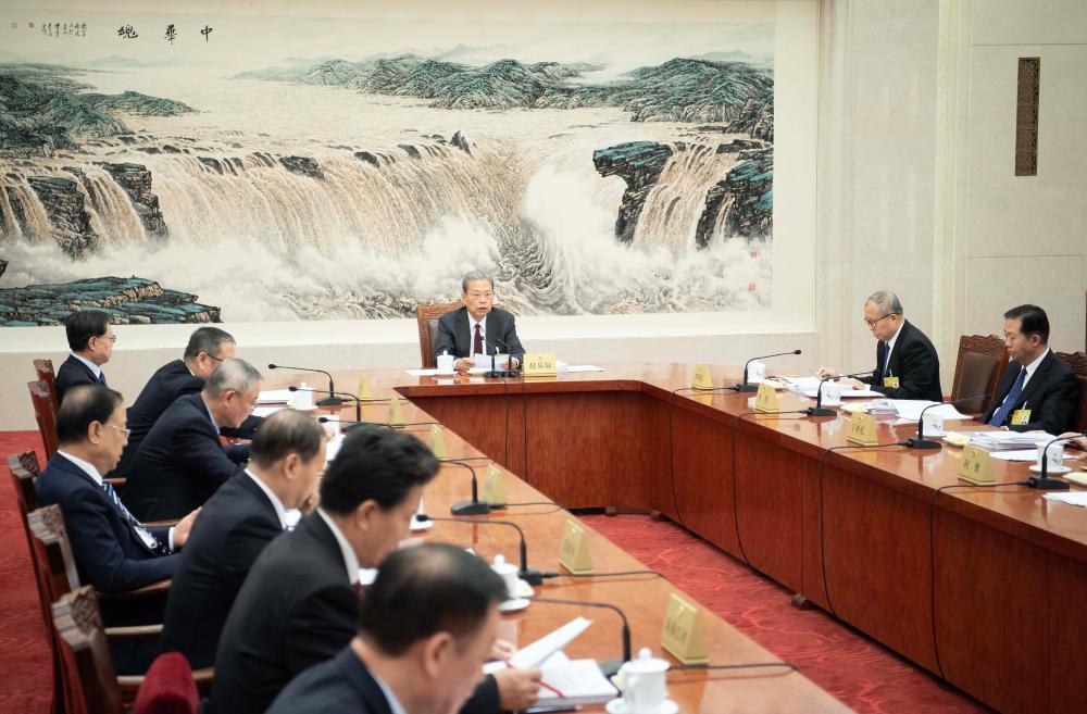 مشرعون صينيون يستمعون إلى تقارير خلال جلسة تشريعية