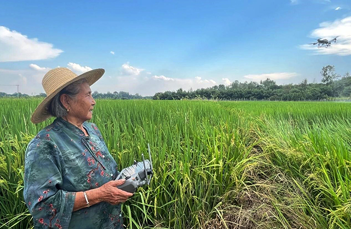 الجدّة المزارعة، تثير الإعجاب بإتقانها استعمال الآلات الزراعية الذكيّة