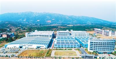 من كشك صغير إلى السوق العالمية، زوجان صينيان يحولان واقيات الشاشة إلى صناعة بحجم 600 مليون وحدة سنويا