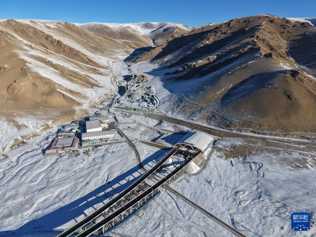 افتتاح أطول نفق لطريق سريع في العالم أمام حركة المرور في شينجيانغ