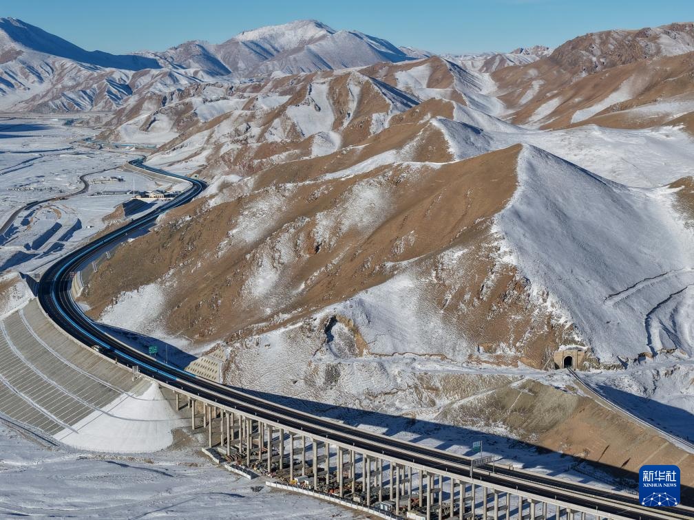 افتتاح أطول نفق لطريق سريع في العالم أمام حركة المرور في شينجيانغ