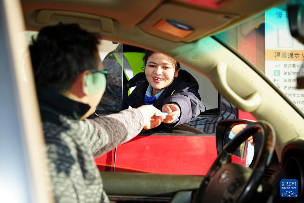 افتتاح أطول نفق لطريق سريع في العالم أمام حركة المرور في شينجيانغ