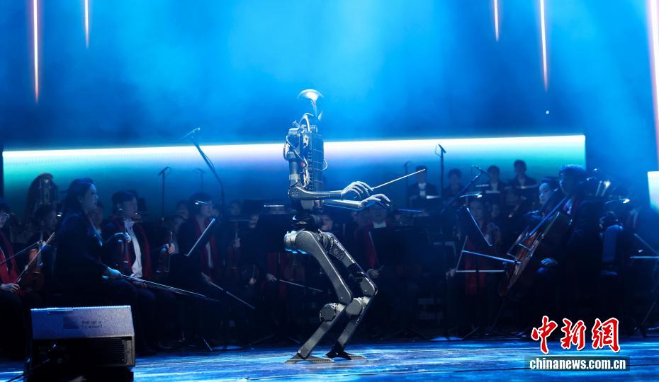 روبوت ذكي يقود الأوركسترا في حفل رأس السنة الجديدة 2026 في جيانغشي