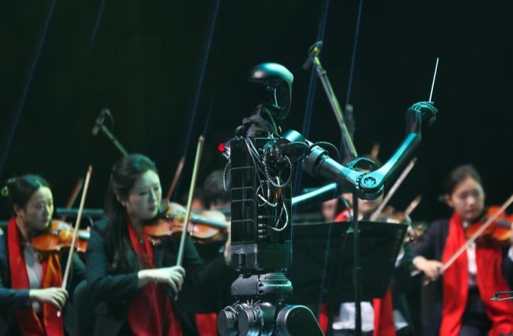 روبوت ذكي يقود الأوركسترا في حفل رأس السنة الجديدة 2026 في جيانغشي
